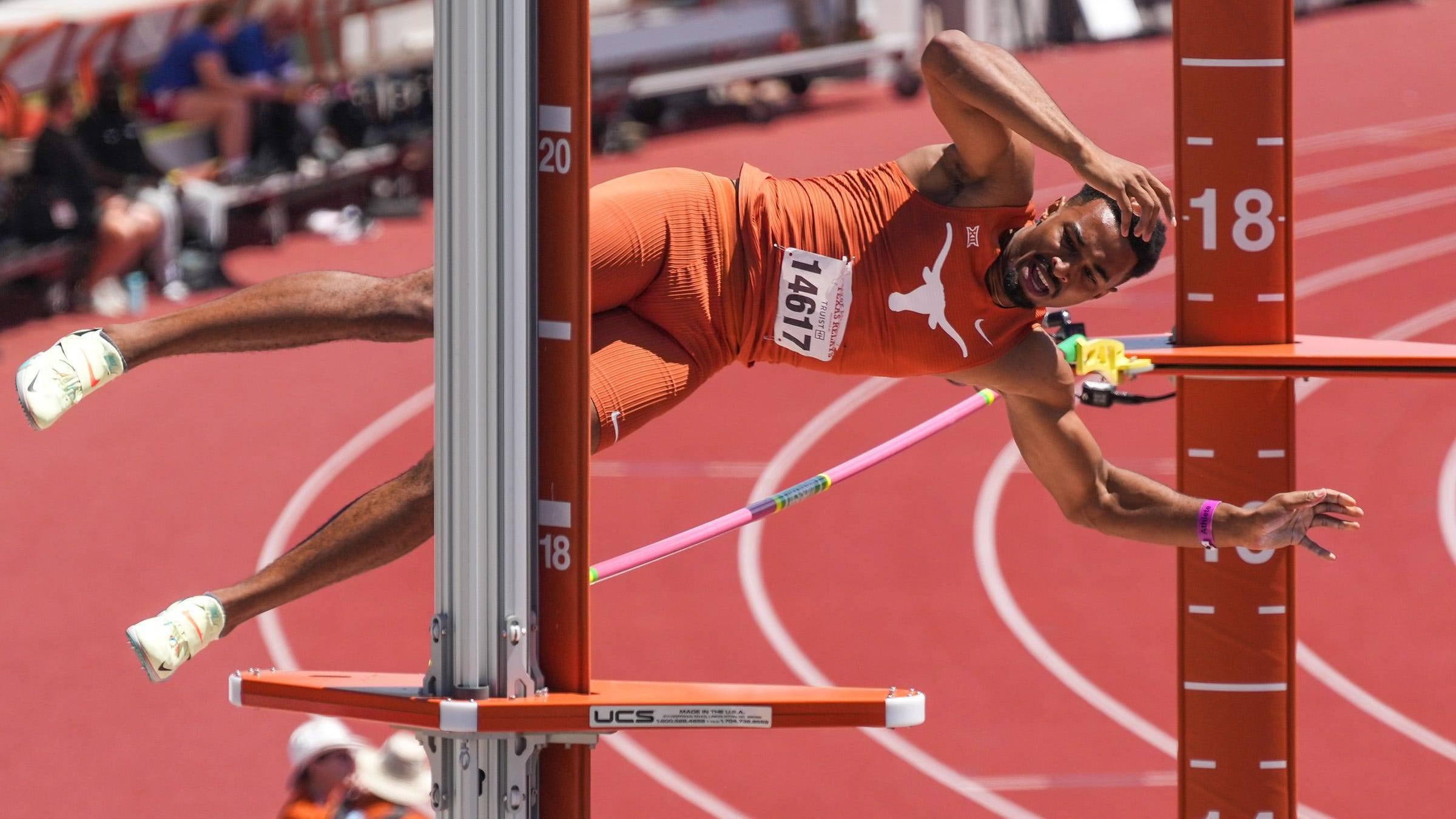 Leo Neugebauer tritt im Stabhochsprung während des Zehnkampfs der Männer bei den Texas Relays im Mike A. Myers Stadium am 28.03.2024 an.