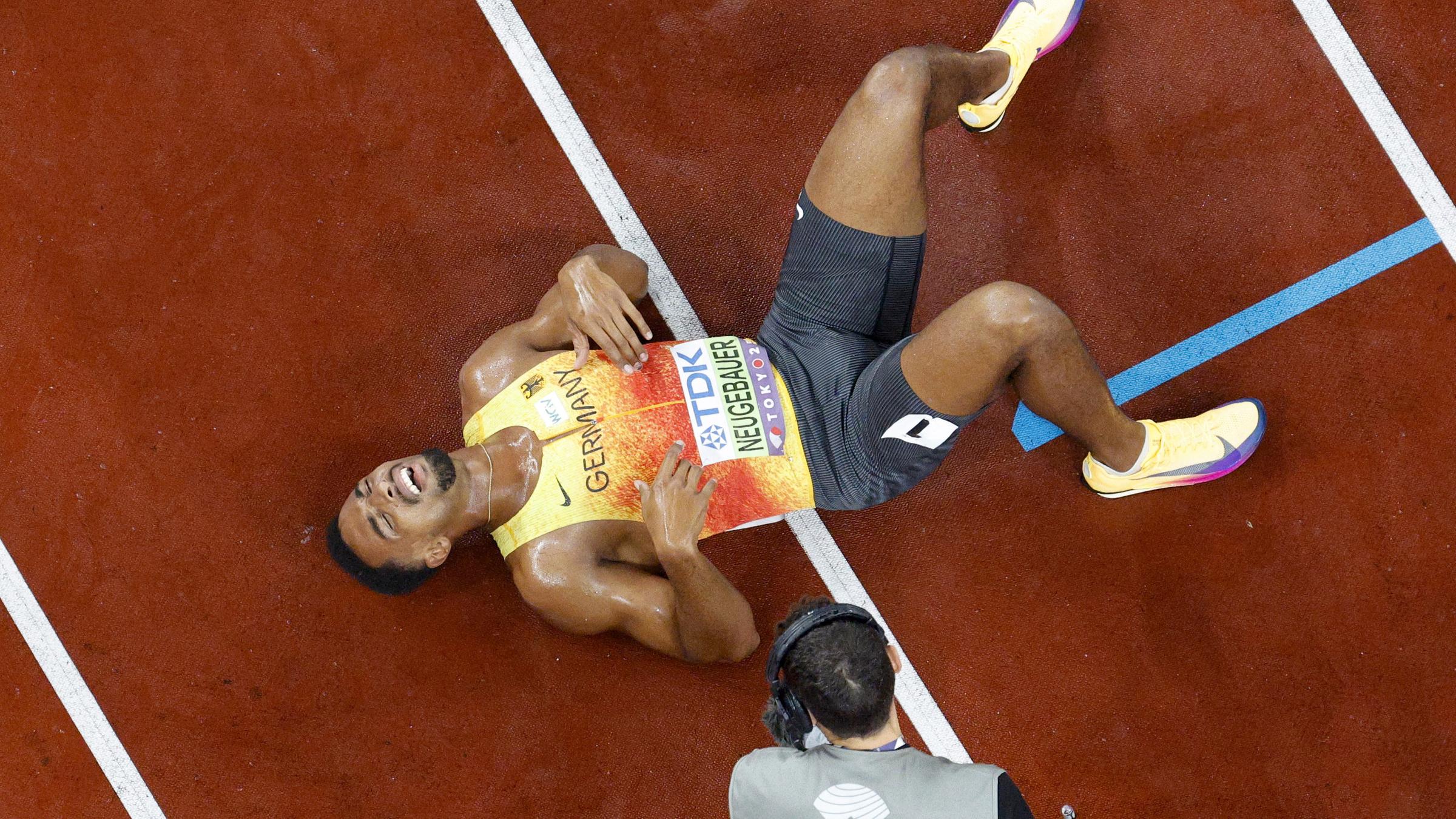 Zehnkämpfer Leo Neugebauer liegt bei der WM 2025 nach dem 1.500-Meter-Lauf erschöpft und erleichtert auf dem Rücken