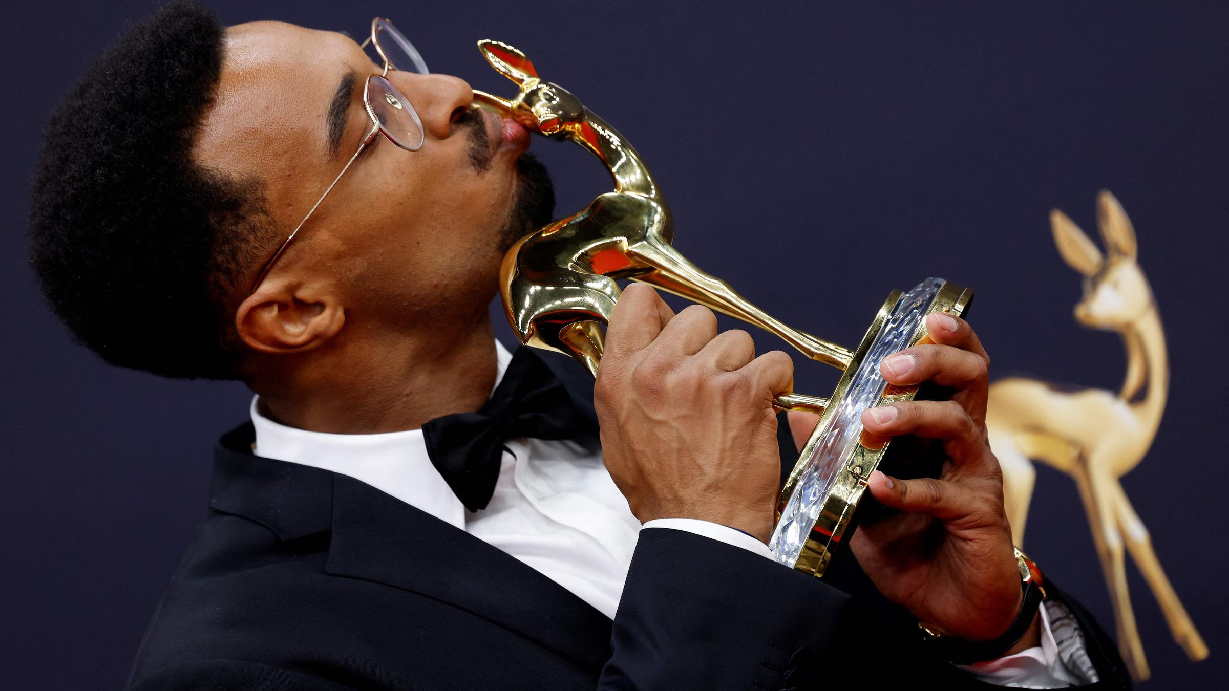 Athlet Leo Neugebauer küsst einen Bambi.