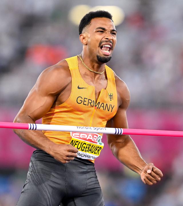 Zehnkämpfer Leo Neugebauer freut sich über einen gelungenen Hochsprung