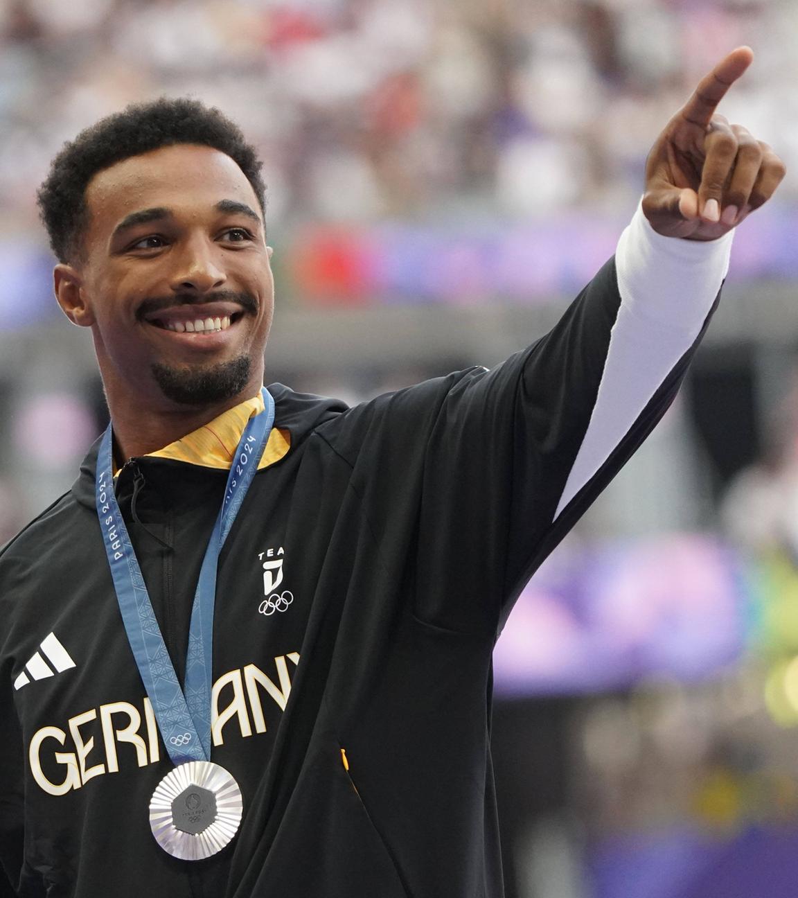 Leo Neugebauer hält die Silbermedaille bei den Olympischen Spielen in Paris.