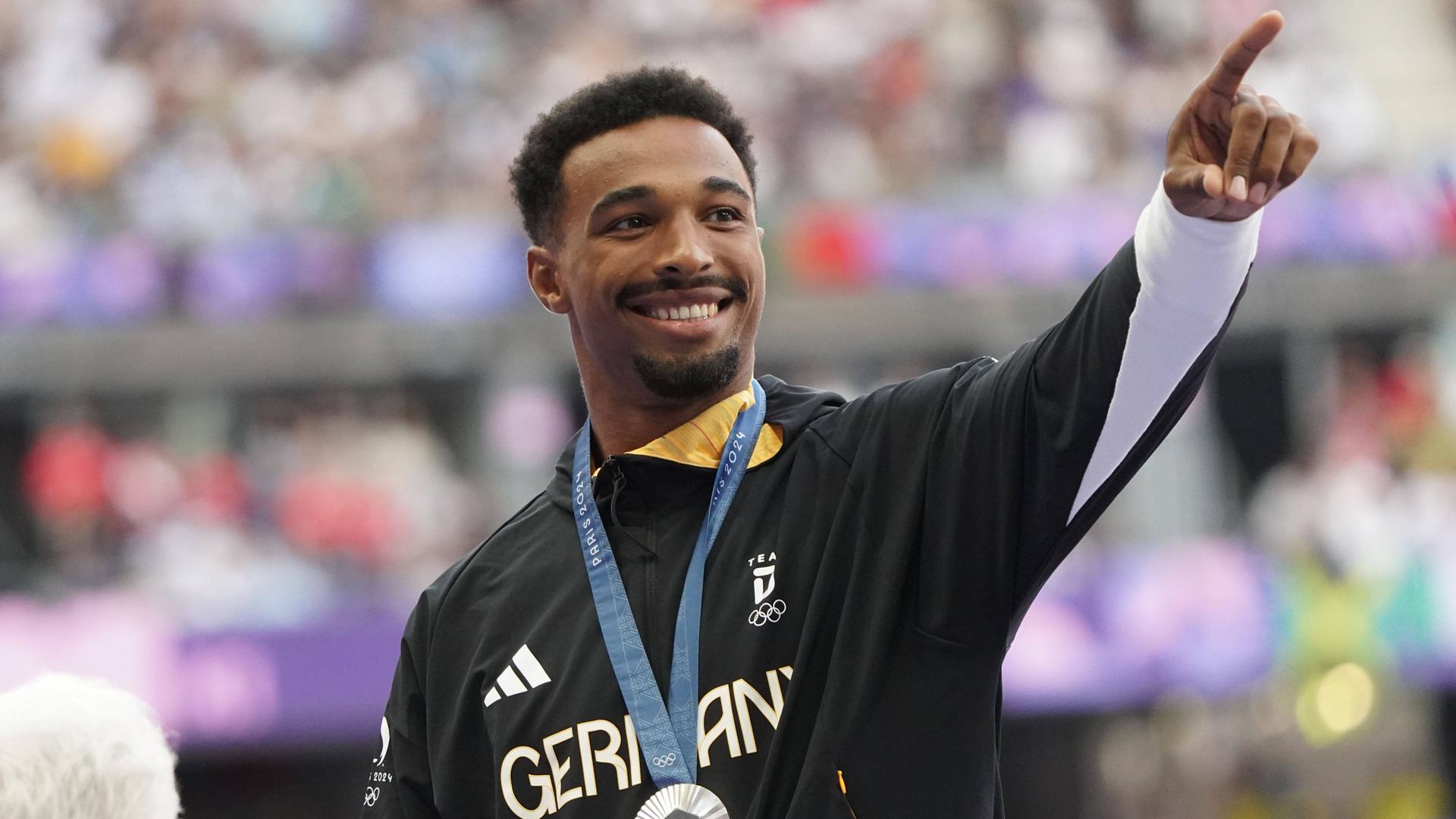 Leo Neugebauer hält die Silbermedaille bei den Olympischen Spielen in Paris.