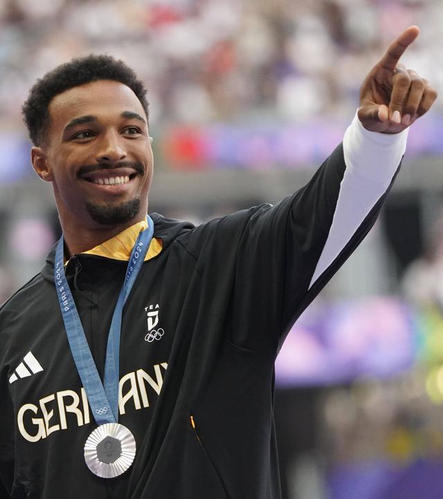 Leo Neugebauer hält die Silbermedaille bei den Olympischen Spielen in Paris.