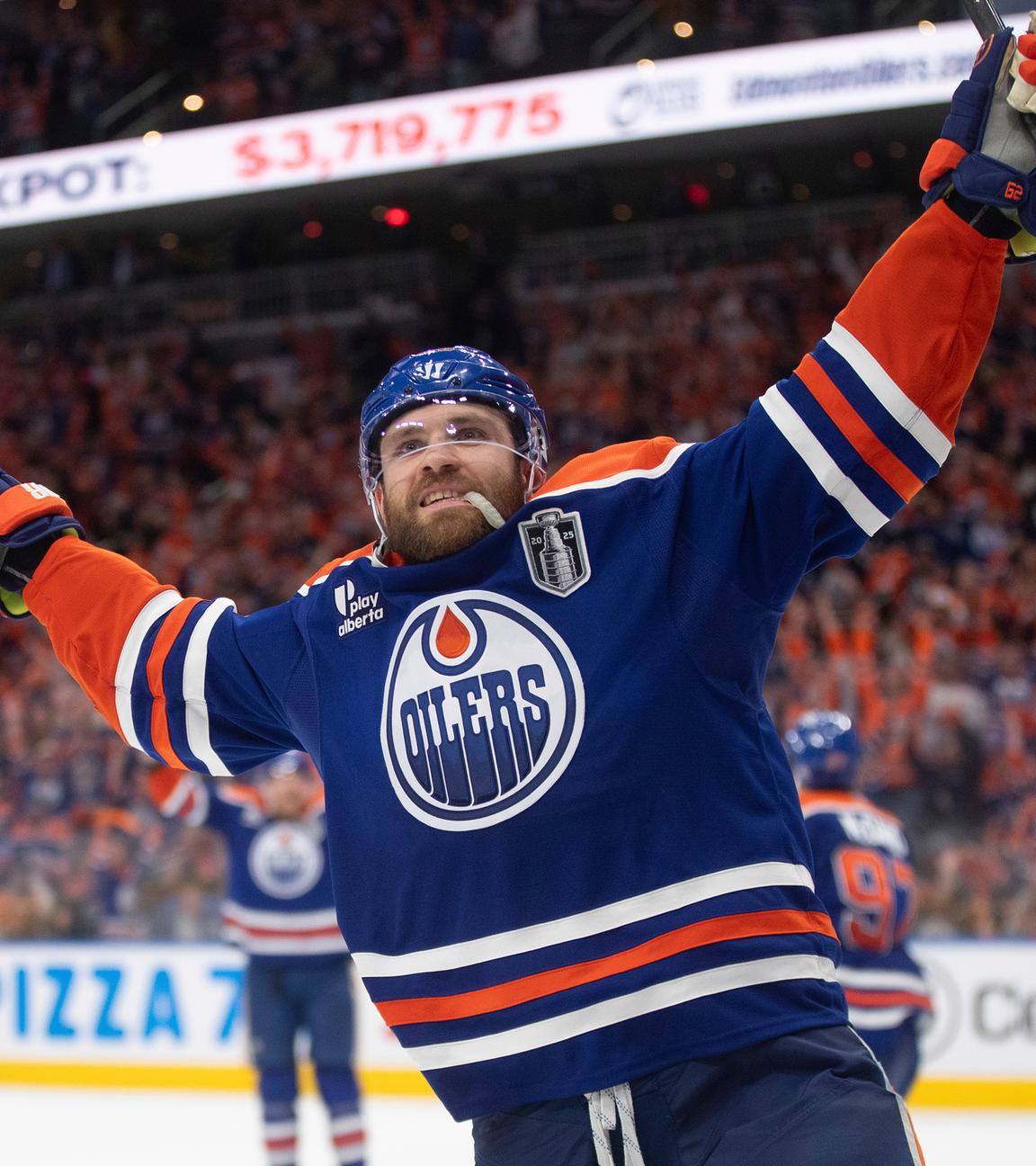 Leon Draisaitl (29) von den Edmonton Oilers feiert seinen Siegtreffer.