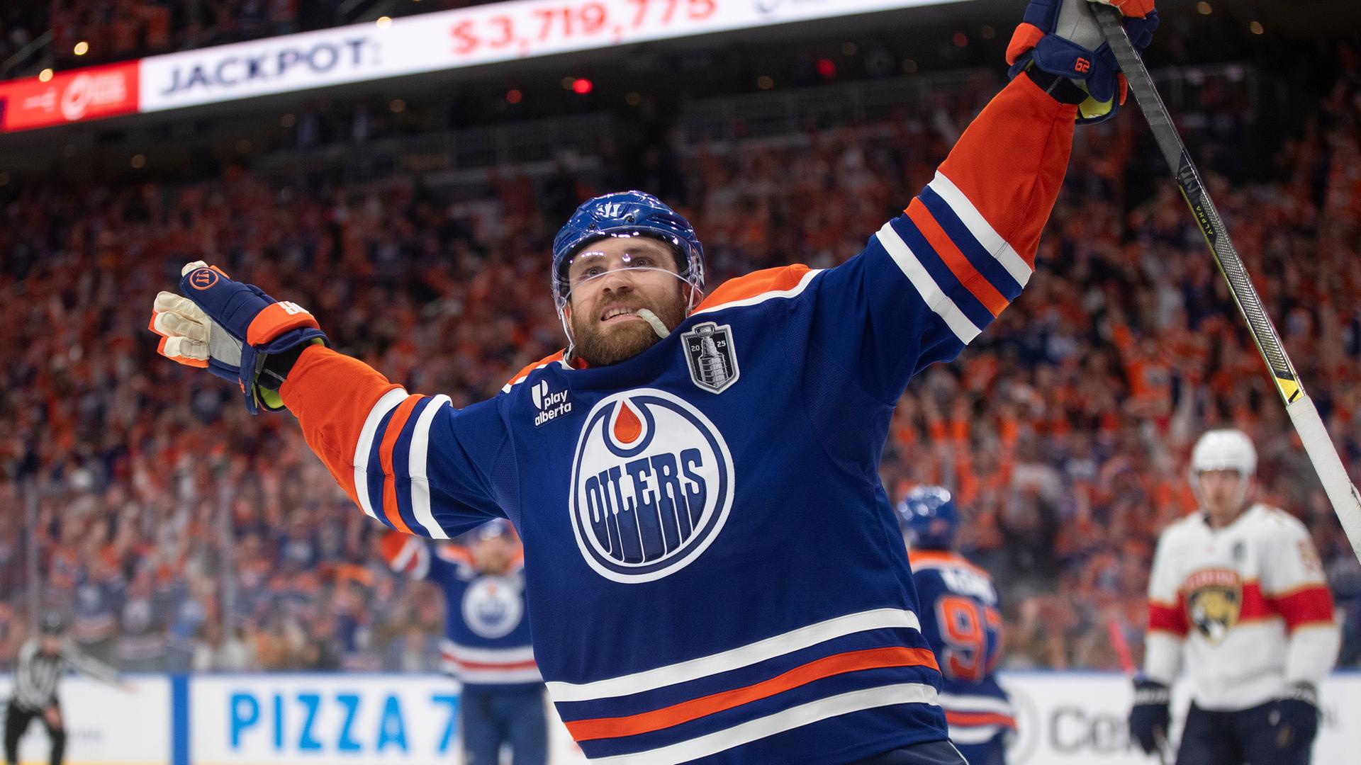 Leon Draisaitl (29) von den Edmonton Oilers feiert seinen Siegtreffer.