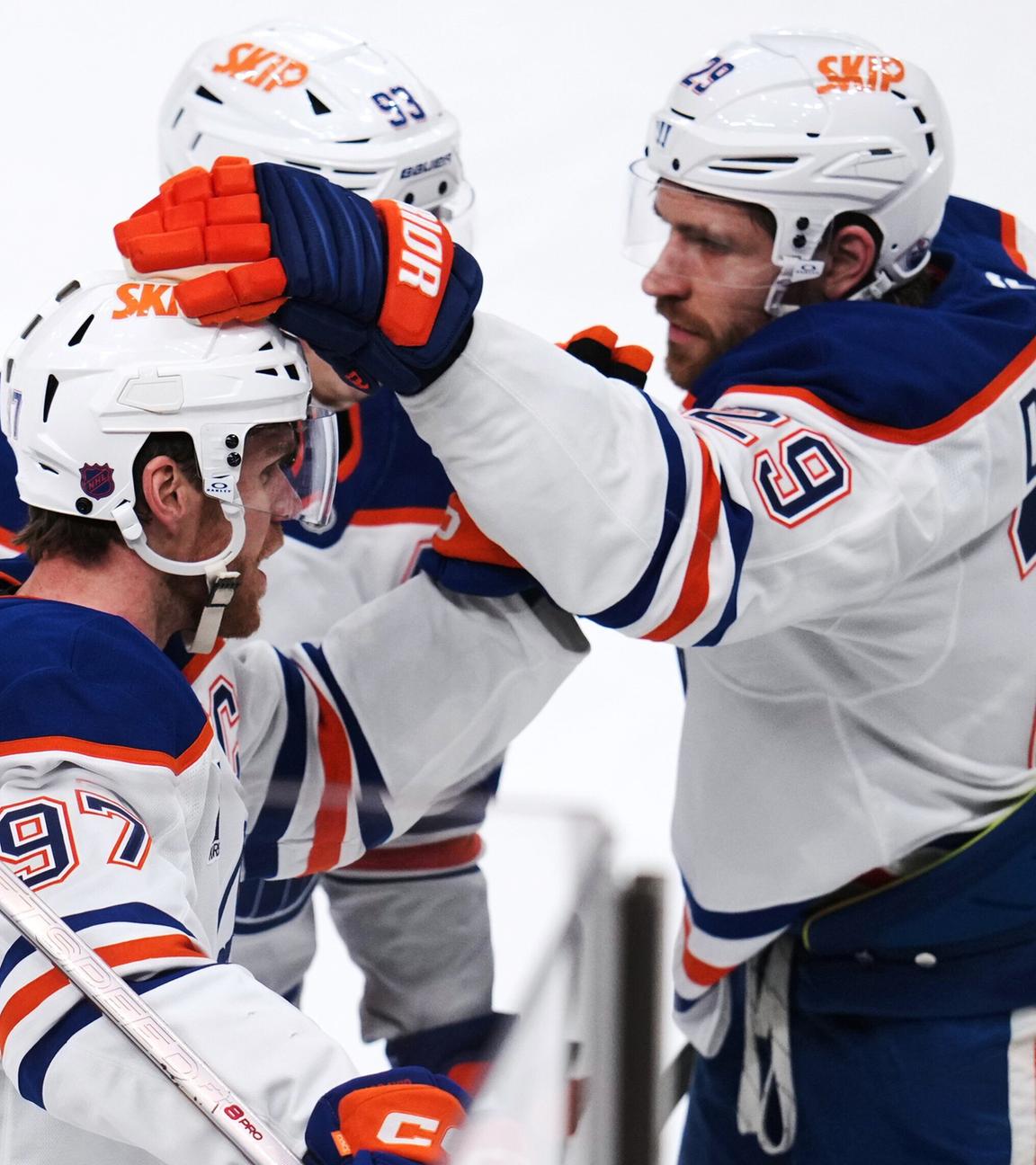 Connor McDavid (l) von den Edmonton Oilers jubelt mit Leon Draisaitl (r) nach seinem Treffer
