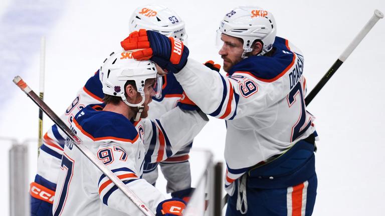 Connor McDavid (l) von den Edmonton Oilers jubelt mit Leon Draisaitl (r) nach seinem Treffer