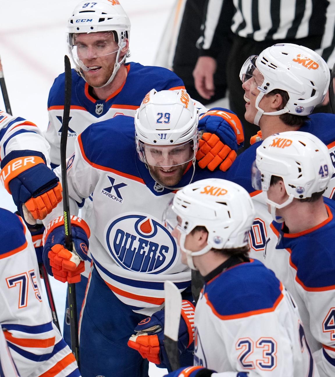 Leon Draisaitl (M) von den Edmonton Oilers wird von seinen Teamkollegen umschwärmt, nachdem er ein Tor geschossen hat
