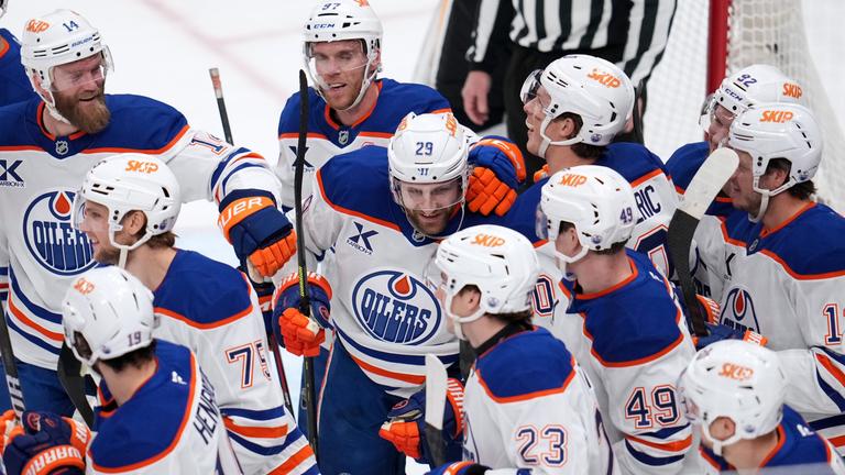 Leon Draisaitl (M) von den Edmonton Oilers wird von seinen Teamkollegen umschwärmt, nachdem er ein Tor geschossen hat