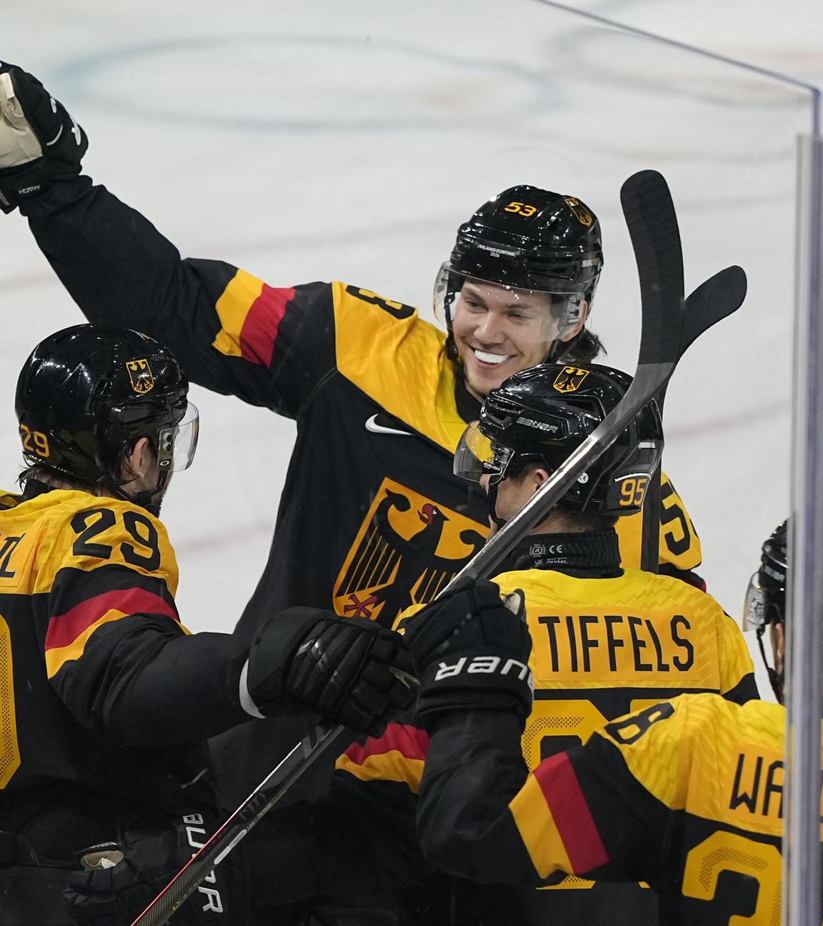 Leon Draisaitl (Deutschland / links) wird gefeiert.