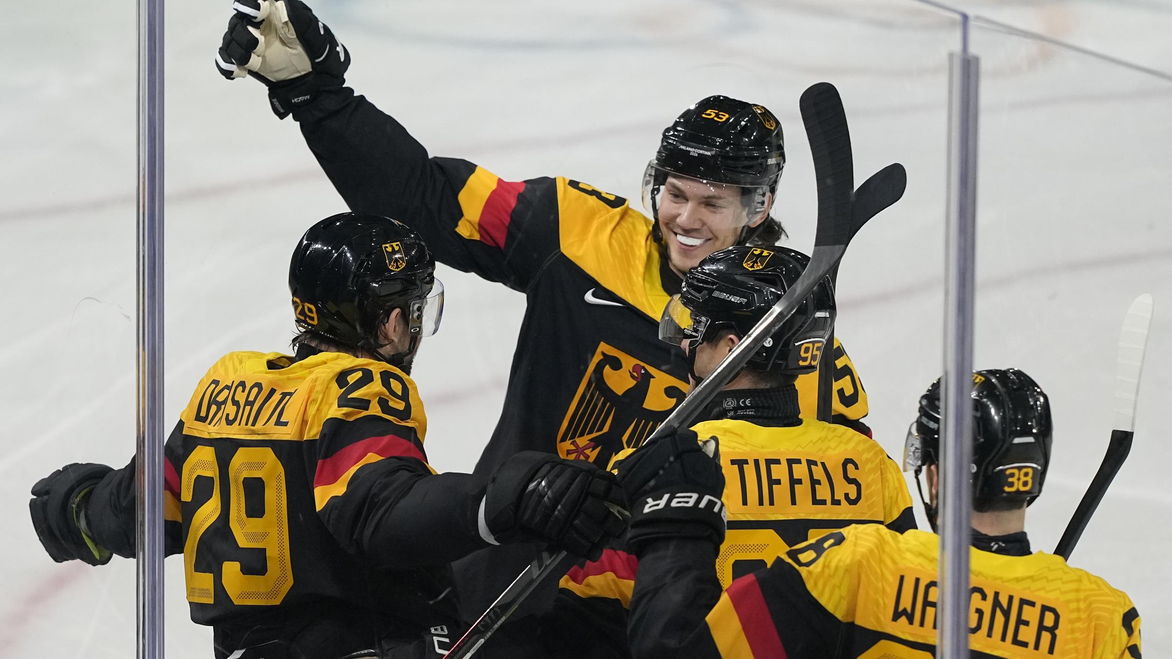 Leon Draisaitl (Deutschland / links) wird gefeiert.