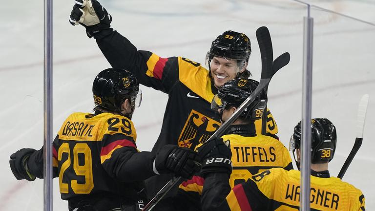 Leon Draisaitl (Deutschland / links) wird gefeiert.