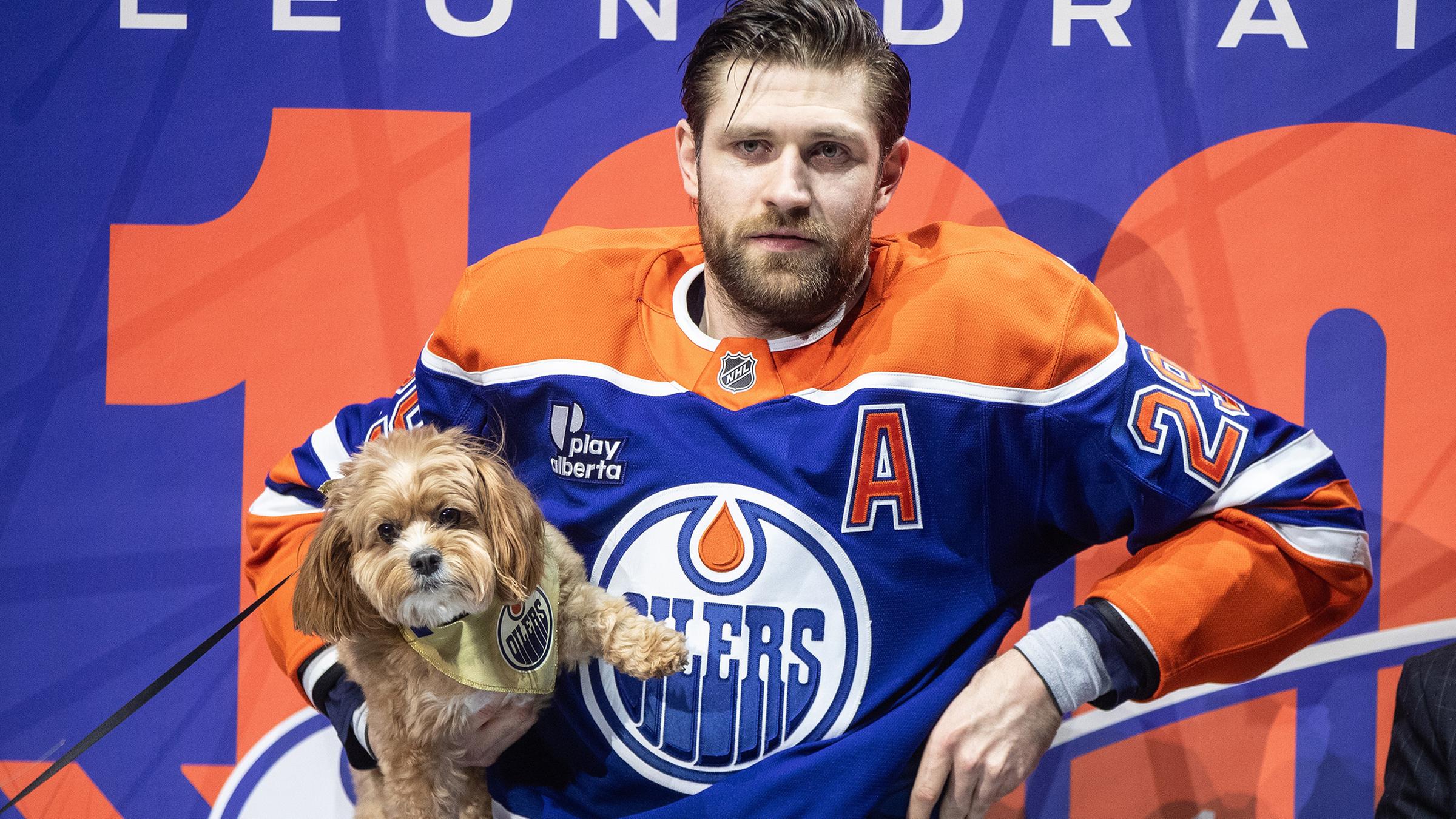 Leon Draisaitl von den Edmonton Oilers steht vor dem Spiel mit seinem Hund vor der Ehrung für seinen 1000. Punkt.