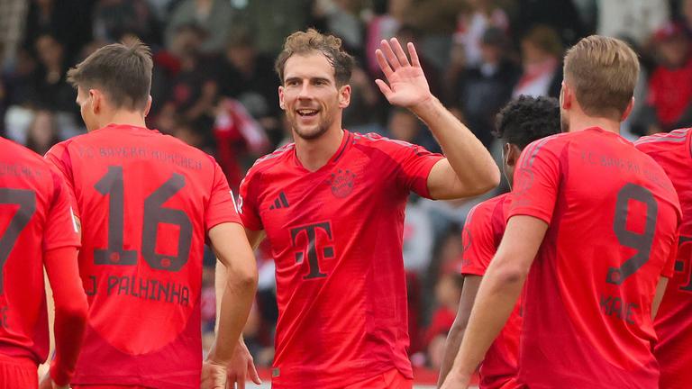 20.08.2024, FC Bayern - Grasshopper Club Zürich: Leon Goretzka hebt die Hand