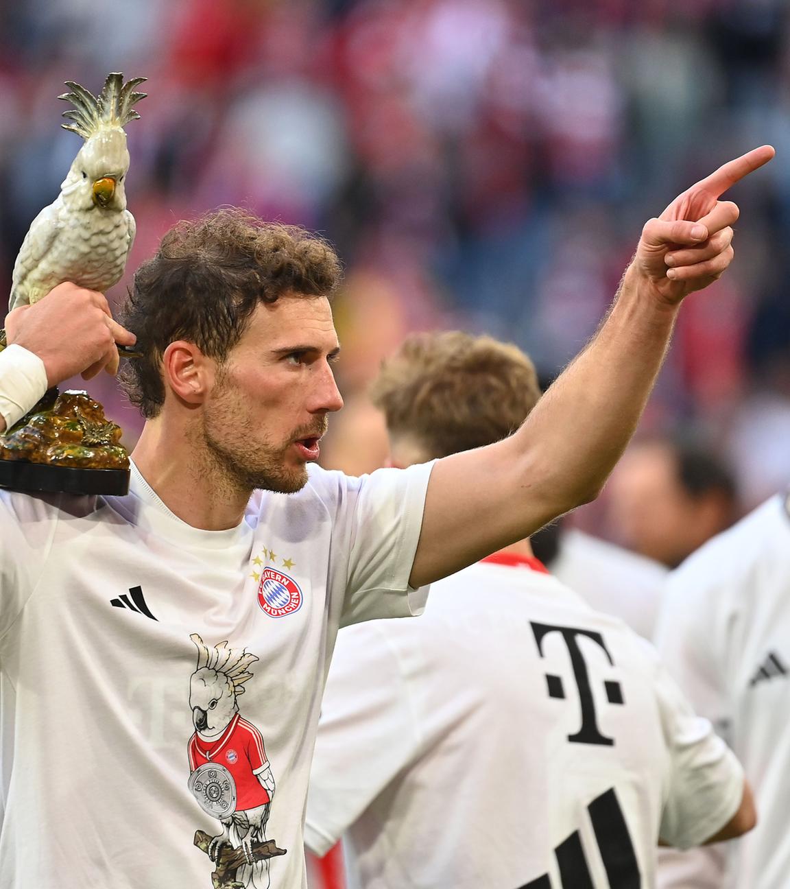 Leon Goretzka (FC Bayern München) mit dem Kakadu aus Porzellan nach dem Sieg gegen den VfB Stuttgart.