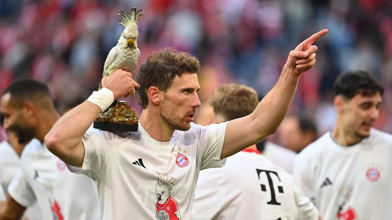 Leon Goretzka (FC Bayern München) mit dem Kakadu aus Porzellan nach dem Sieg gegen den VfB Stuttgart.