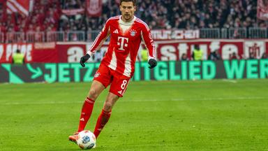 Leon Goretzka spielt im Stadion einen Ball.