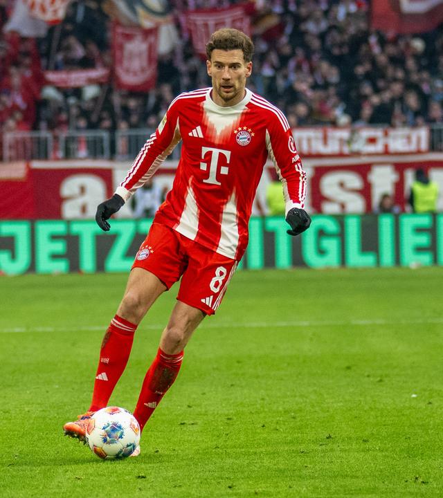 Leon Goretzka spielt im Stadion einen Ball.