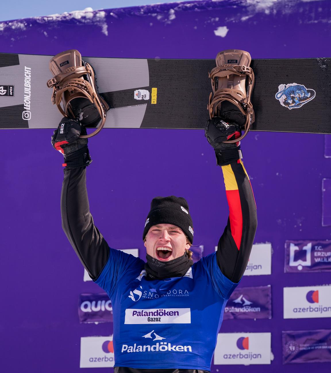 Snowboarder Leon Ulbricht jubelt am 08.03.2026 auf dem Podium in Erzurum, Türkei. 