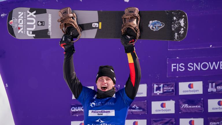 Snowboarder Leon Ulbricht jubelt am 08.03.2026 auf dem Podium in Erzurum, Türkei. 
