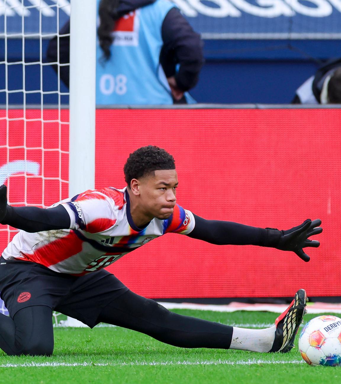 Leonard Prescott grätscht nach einem Ball