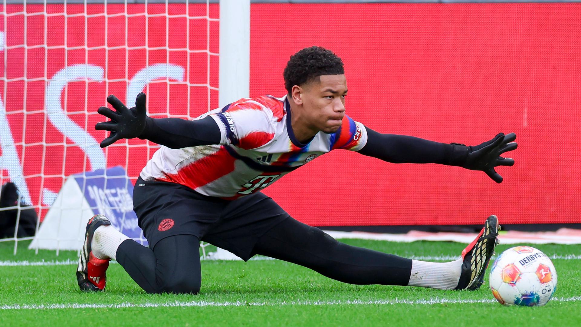 Leonard Prescott grätscht nach einem Ball