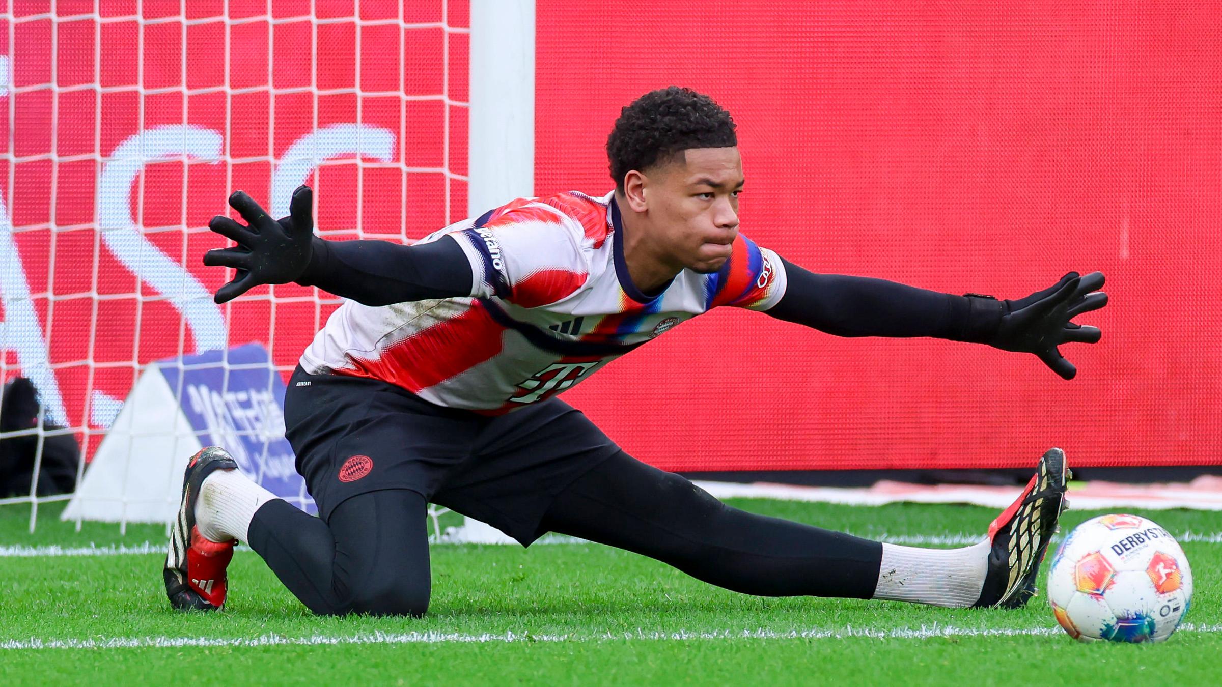 Leonard Prescott grätscht nach einem Ball