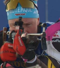 Der deutsche Biathlet Leonhard Pfund setzt beim Staffel-Weltcup in Kontiolahti zum Schuss mit dem Biathlongewehr an