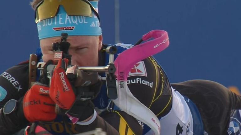 Der deutsche Biathlet Leonhard Pfund setzt beim Staffel-Weltcup in Kontiolahti zum Schuss mit dem Biathlongewehr an