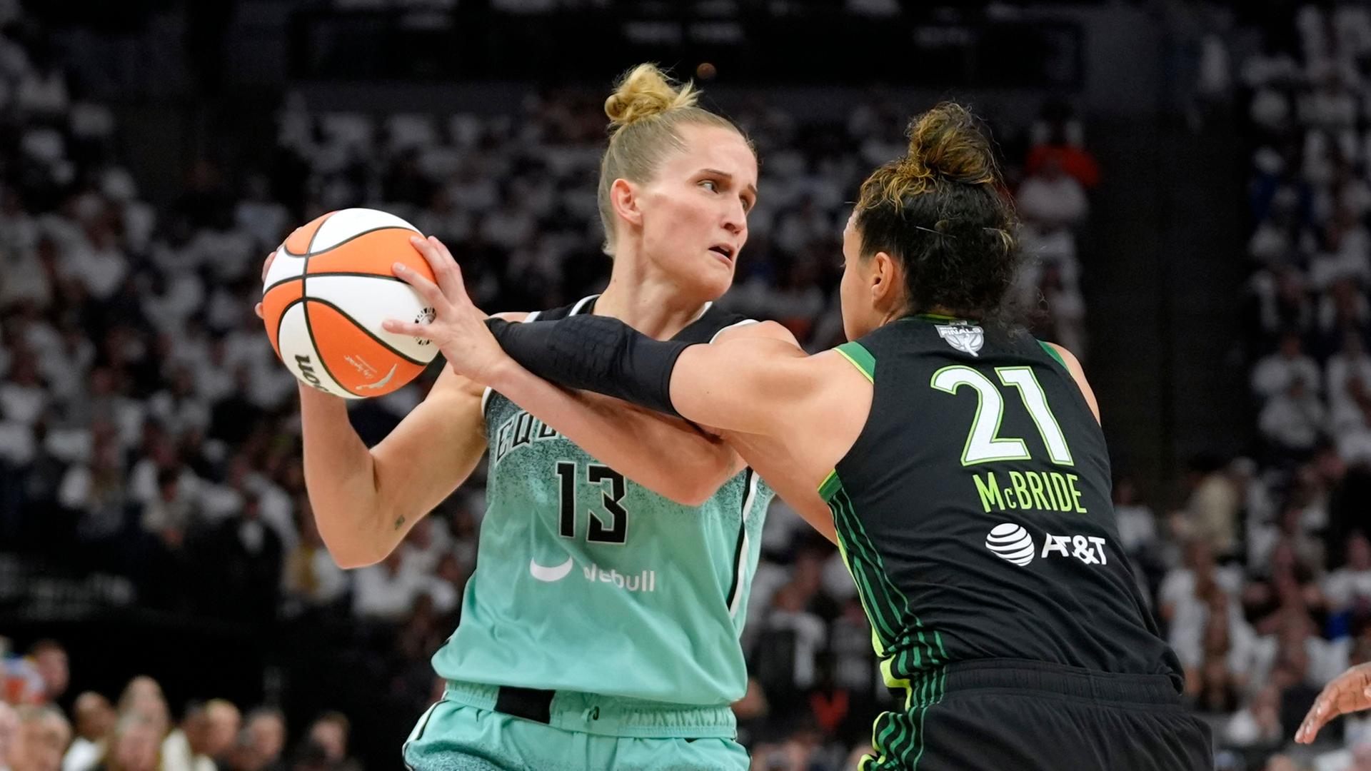 Deutsche Basketballerin Leonie Fieber wird von ihrer Gegnerin gedeckt.