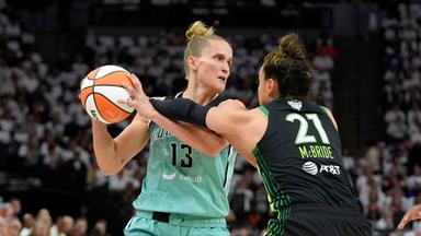 Deutsche Basketballerin Leonie Fieber wird von ihrer Gegnerin gedeckt.