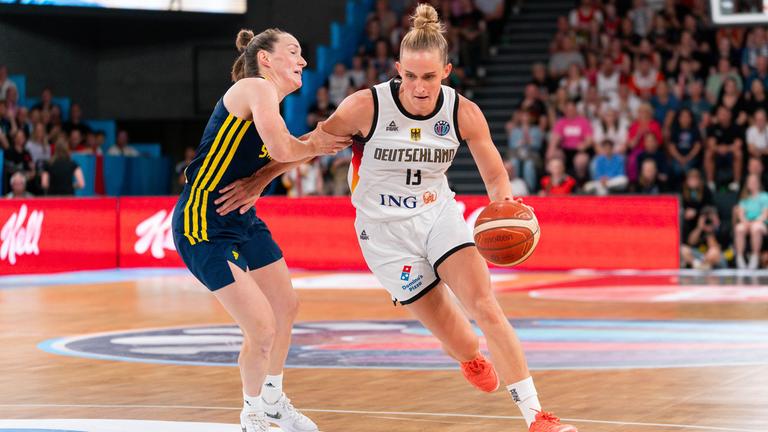 Leonie Fiebich (r) umdribbelt die Schwedin Frida Eldebrink 