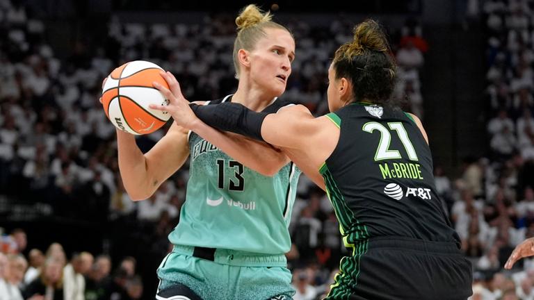 Minnesota Lynx-Guard Kayla McBride (21) versucht, der New York Liberty-Stürmerin Leonie Fiebich (13) in der ersten Halbzeit von Spiel 3 einer WNBA-Basketball-Final-Playoff-Serie am Mittwoch, 16. Oktober 2024, in Minneapolis den Ball zu stehlen. 