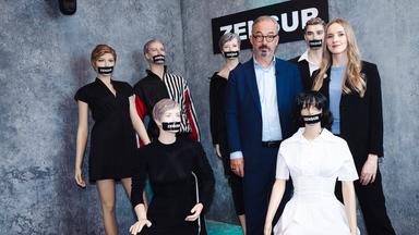 Leonie Plaar und Jan Fleischhauer sind umgeben von Schaufensterpuppen, denen je ein schwarzer Balken mit der Aufschrift "Zensur" über den Mund geklebt wurde.