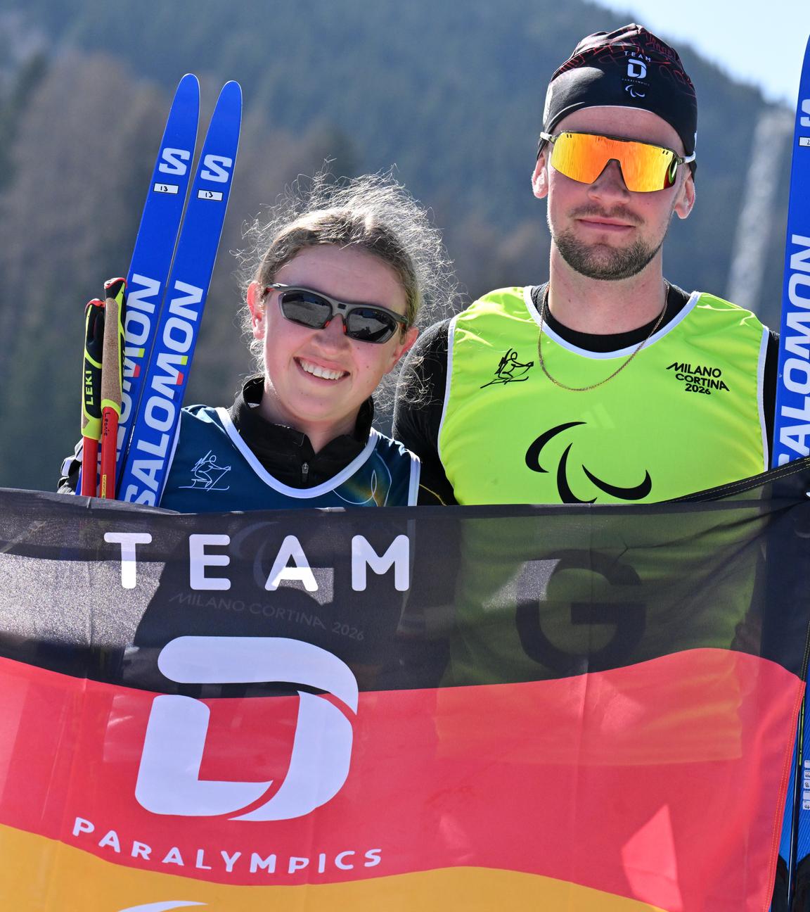 Leonie Walter und Guide Christian Krasman aus Deutschland freuen sich im Ziel des Para-Biathlon-Sprints der Frauen (sehbehindert) bei den Winter-Paralympics 2026.