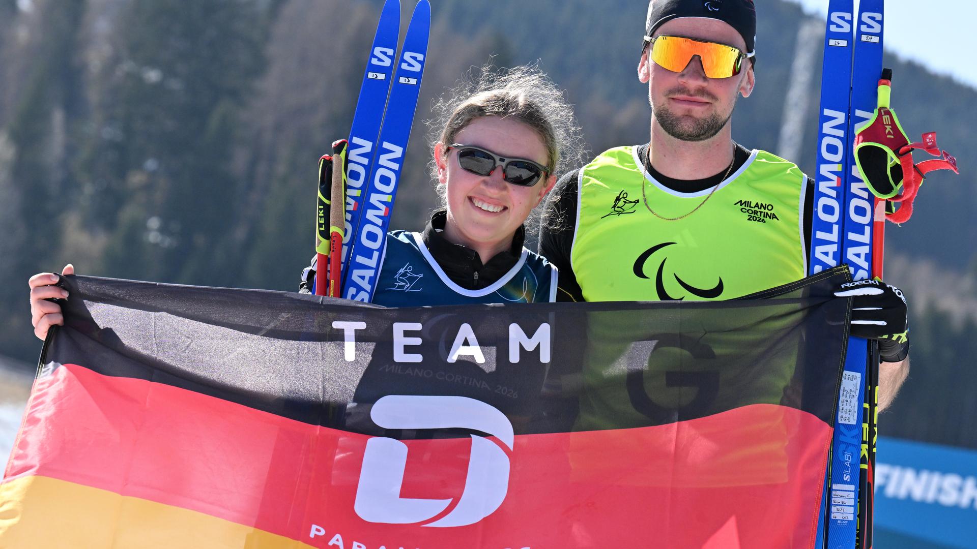 Leonie Walter y el guía Christian Krasman de Alemania están felices en la meta del sprint de parabiatlón femenino (ciego) de los Juegos Paralímpicos de Invierno de 2026.