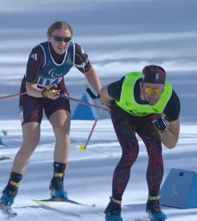 Leonie Walter und Guide Christian Krasman kurz vor dem Ziel des Para-Biathlon-Sprints der Frauen (sehbehindert) bei den Winter-Paralympics 2026.