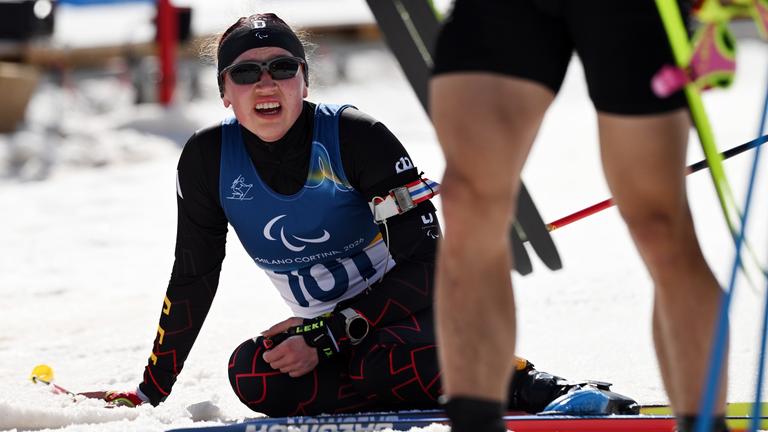 Leonie Walter im Ziel beim Para Biathlon