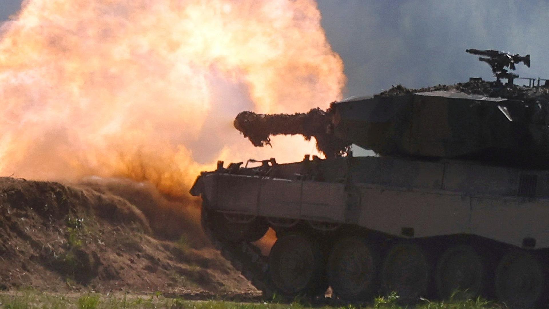 Leopard-2-Kampfpanzer feuert Raketen ab. 	Bemowo Piskie, Polen.