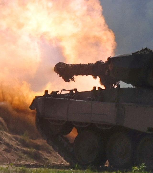 Leopard-2-Kampfpanzer feuert Raketen ab. 	Bemowo Piskie, Polen.