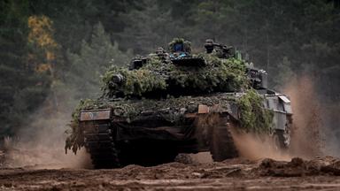 Ein Leopard-Kampfpanzer fährt durch den Wald 