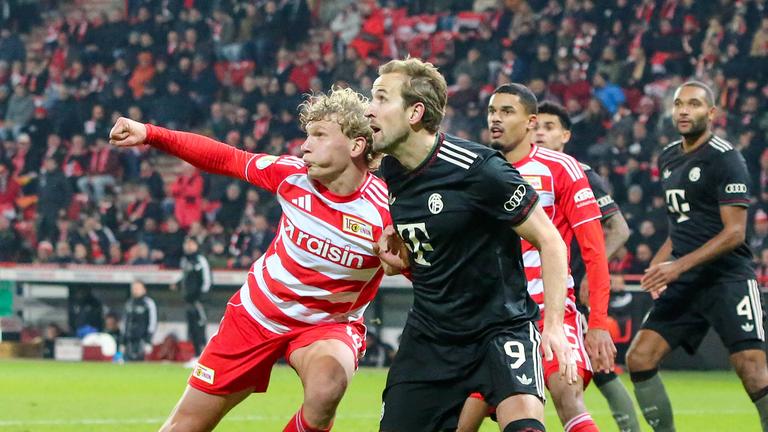 Harry Kane erwartet eine Flanke, Leopold Querfeld versucht ihn an der Annahme zu hindern