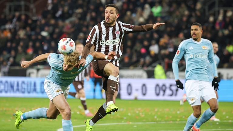 Leopold Querfeld (1. FC Union Berlin, l.) und Mathias Pereira Lage (FC St. Pauli) kämpfen um den Ball beim Bundesliga-Spiel: