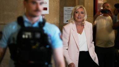 Die Vorsitzende der Fraktion der rechtsextremen Partei Rassemblement National, Marine Le Pen, trifft am Pariser Berufungsgericht ein