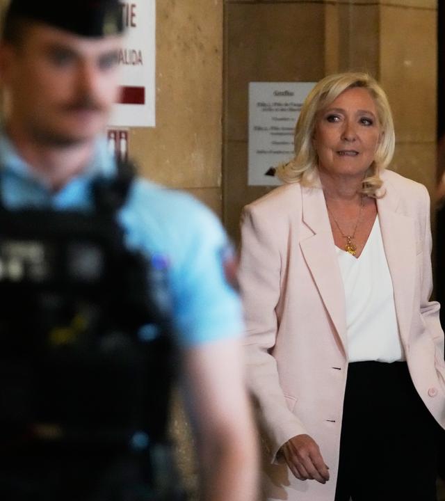 Die Vorsitzende der Fraktion der rechtsextremen Partei Rassemblement National, Marine Le Pen, trifft am Pariser Berufungsgericht ein