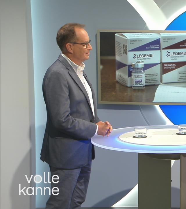 Dr. Christoph Specht und Nadine Krüger stehen an der Top-Themen-Theke