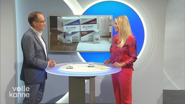 Dr. Christoph Specht und Nadine Krüger stehen an der Top-Themen-Theke