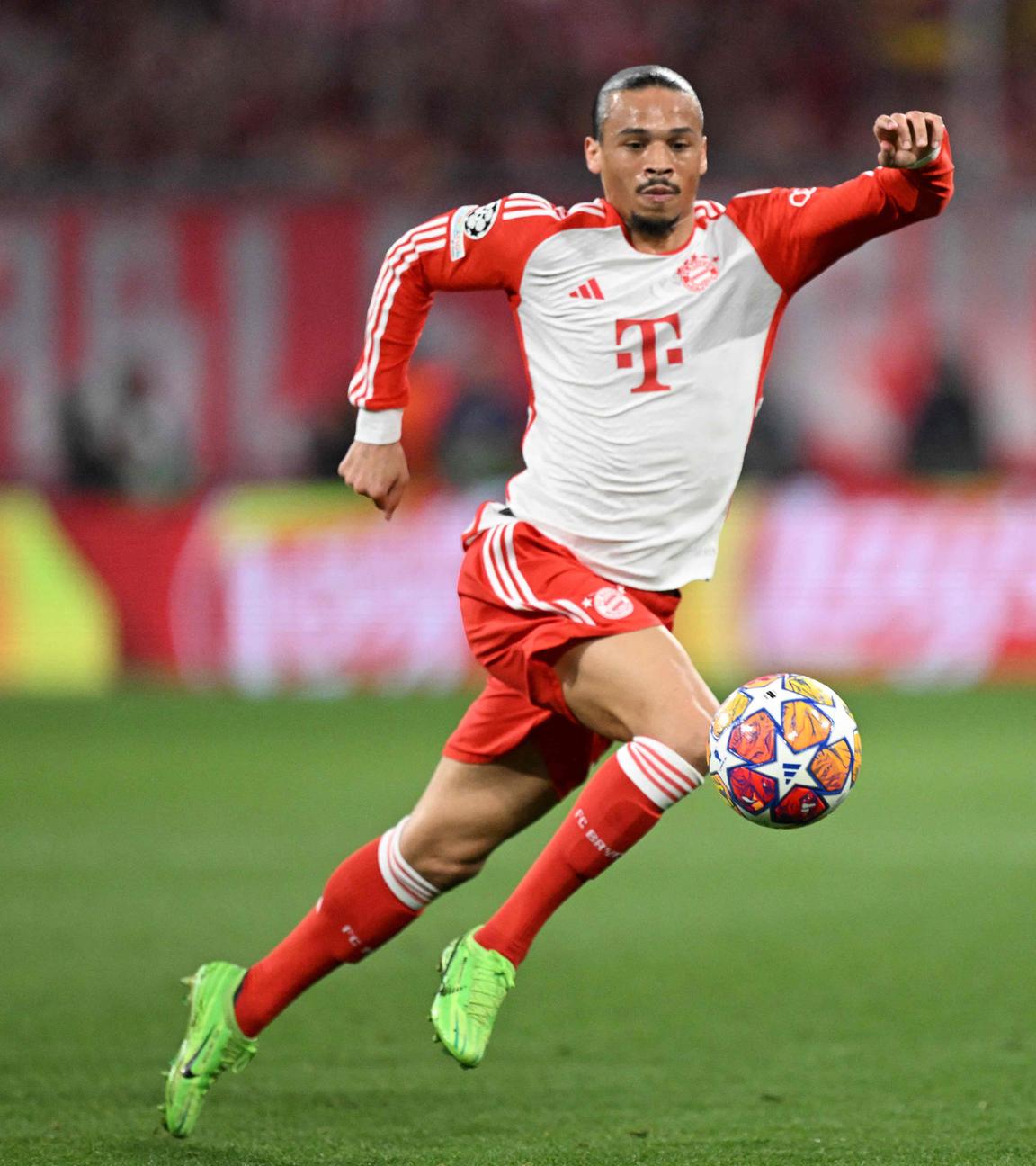Leroy Sané im Trikot des FC Bayerns auf dem Spielfeld.