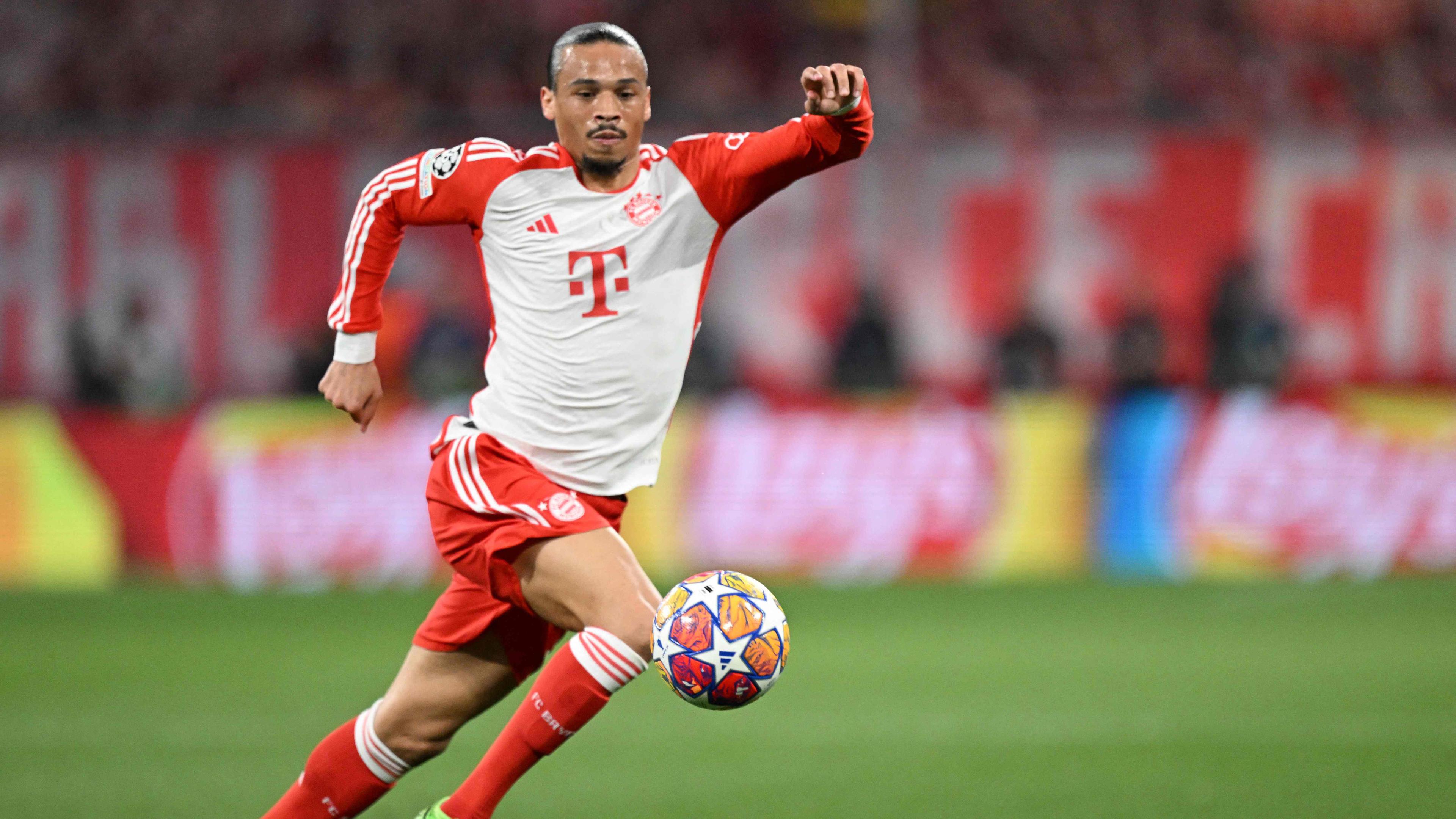 Leroy Sané im Trikot des FC Bayerns auf dem Spielfeld.