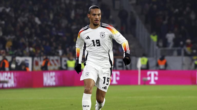 Fußballer Leroy Sané in Aktion während des Spiels zwischen Deutschland und Bosnien-Herzigowina am 16.11.2024 in Freiburg.